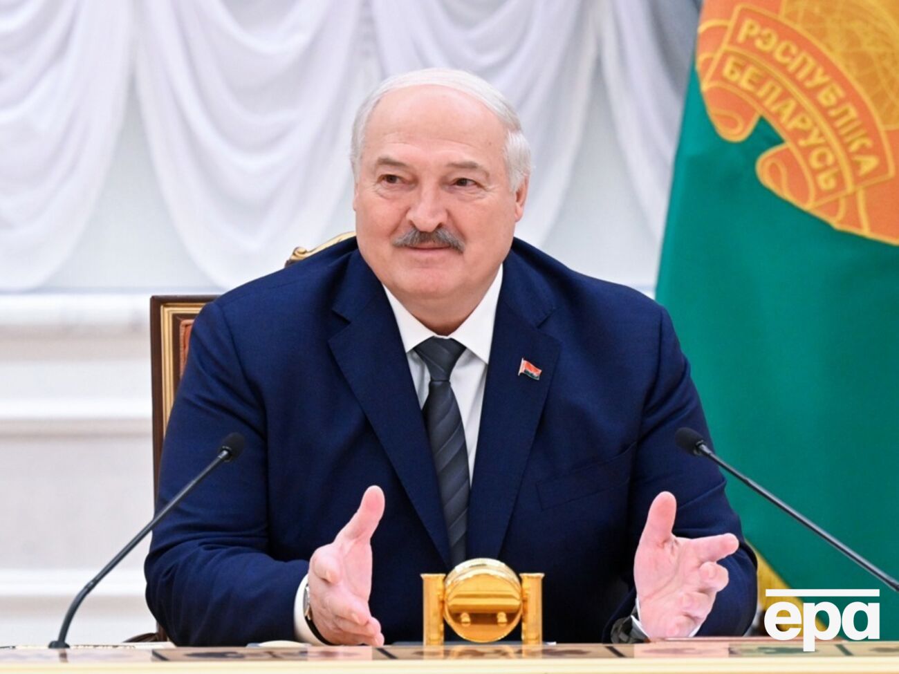 Прессекретарка Лукашенка заявляє, що "просто зараз, у ці хвилини" відбувається передання помилуваних громадян Україні
