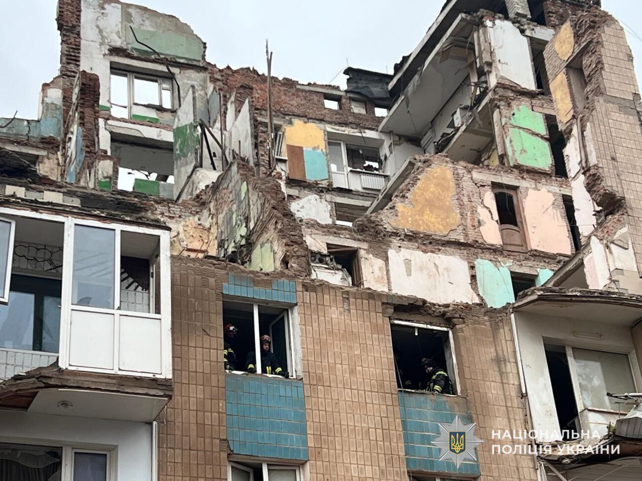 Сегодня из-под завалов достали уже двух жертв