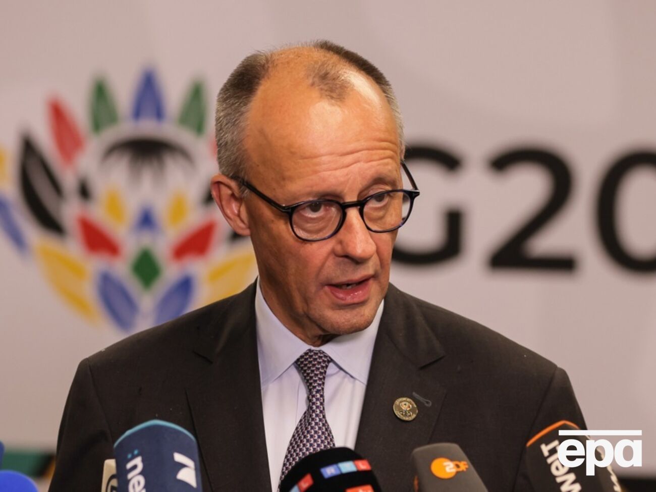 Мерц считает, что гарантии безопасности для Украины со стороны РФ могут "не стоить бумаги, на которой написаны", отметили СМИ