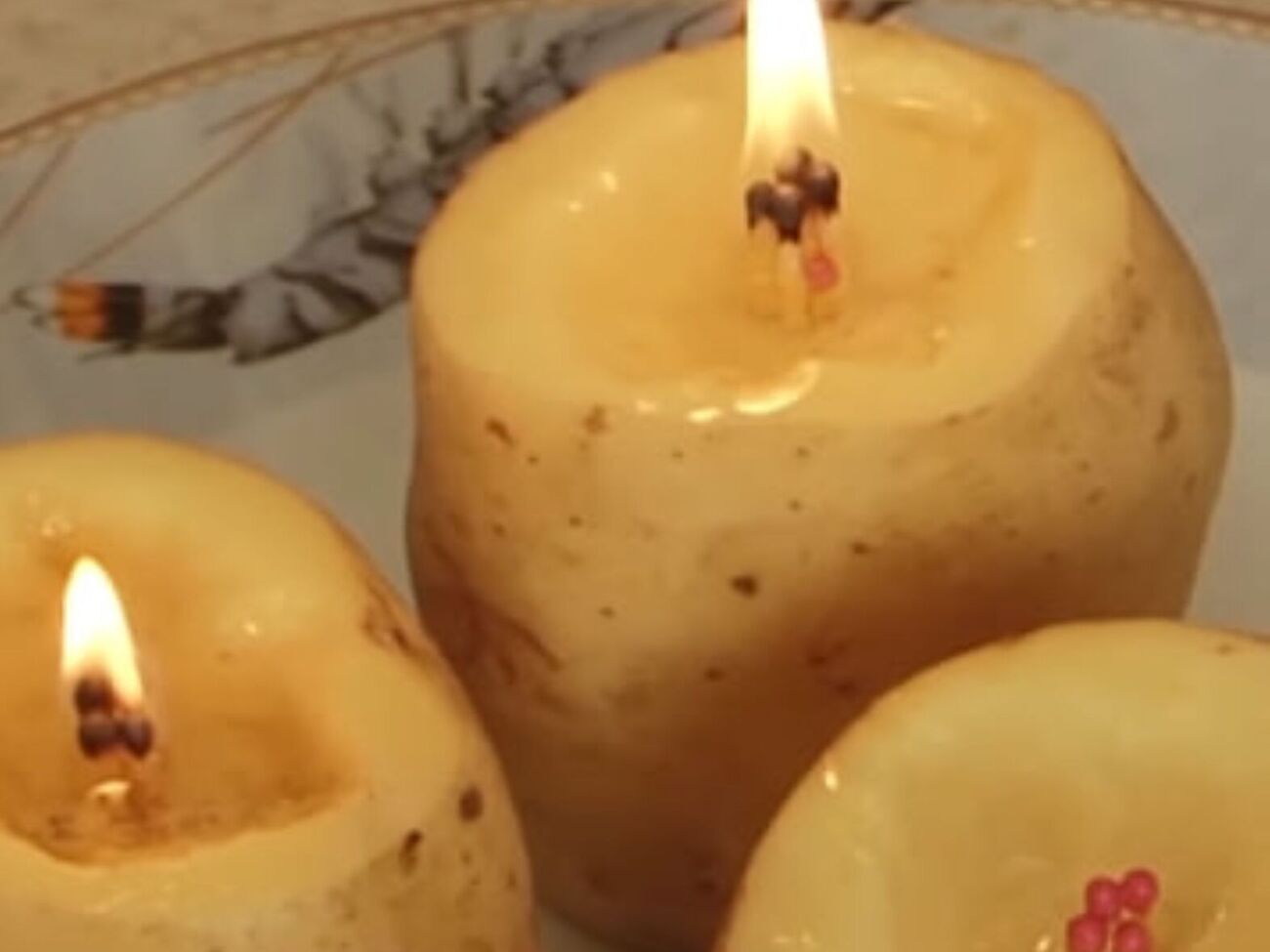 Чтобы свеча горела как можно дольше, подливайте время от времени немного растительного масла