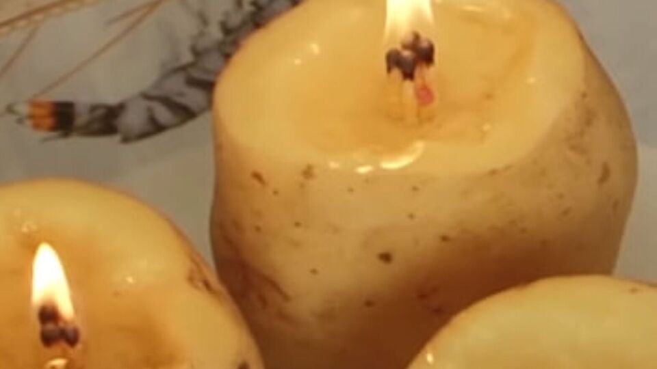 Чтобы свеча горела как можно дольше, подливайте время от времени немного растительного масла