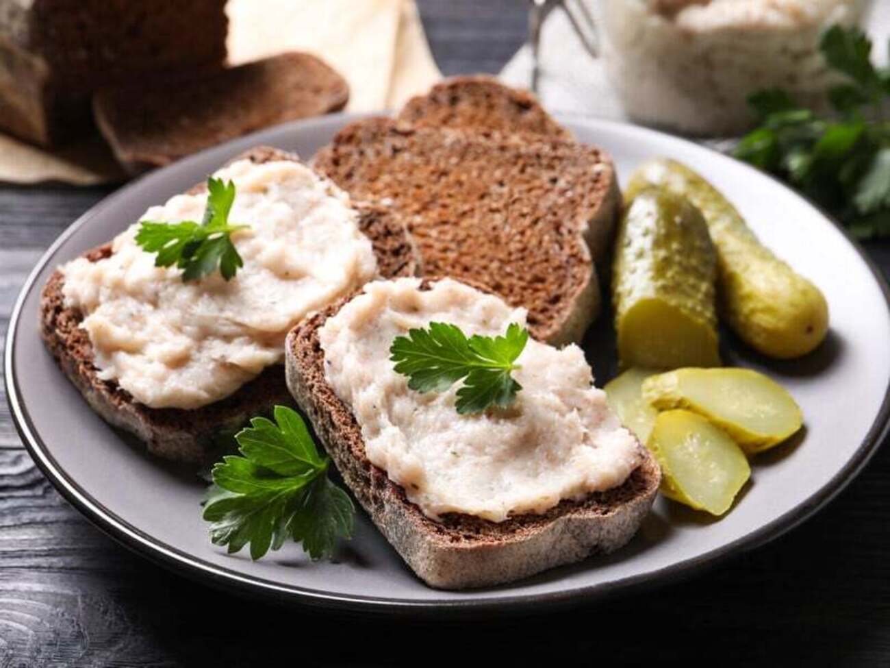 Для намазки понадобятся два вареных яйца