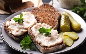 Для намазки понадобятся два вареных яйца