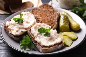 Для намазки знадобиться два відварені яйця