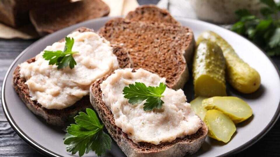 Для намазки понадобятся два вареных яйца