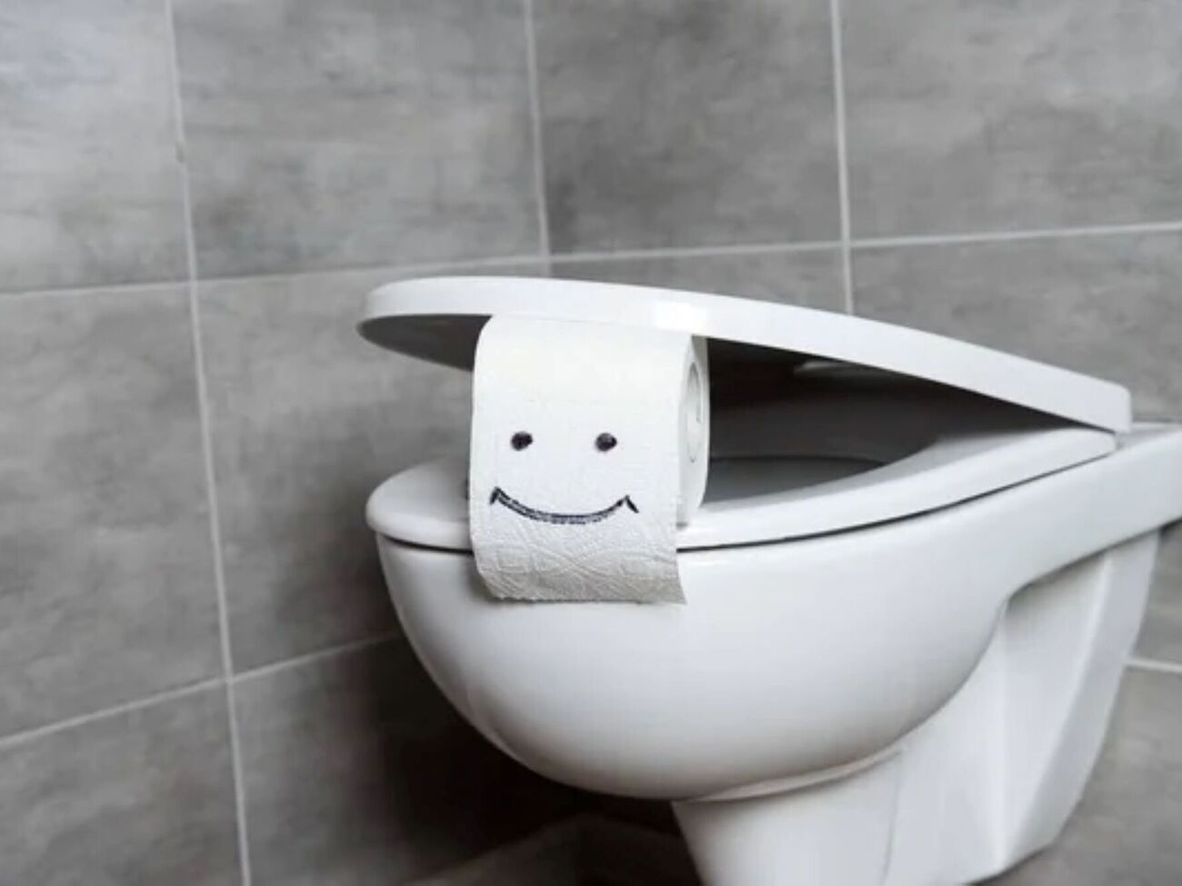 Щоб почистити унітаз від сечового каменю, оцет, соду і мийний засіб потрібно залишити на ніч, а потім змити