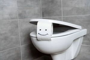 Щоб почистити унітаз від сечового каменю, оцет, соду і мийний засіб потрібно залишити на ніч, а потім змити