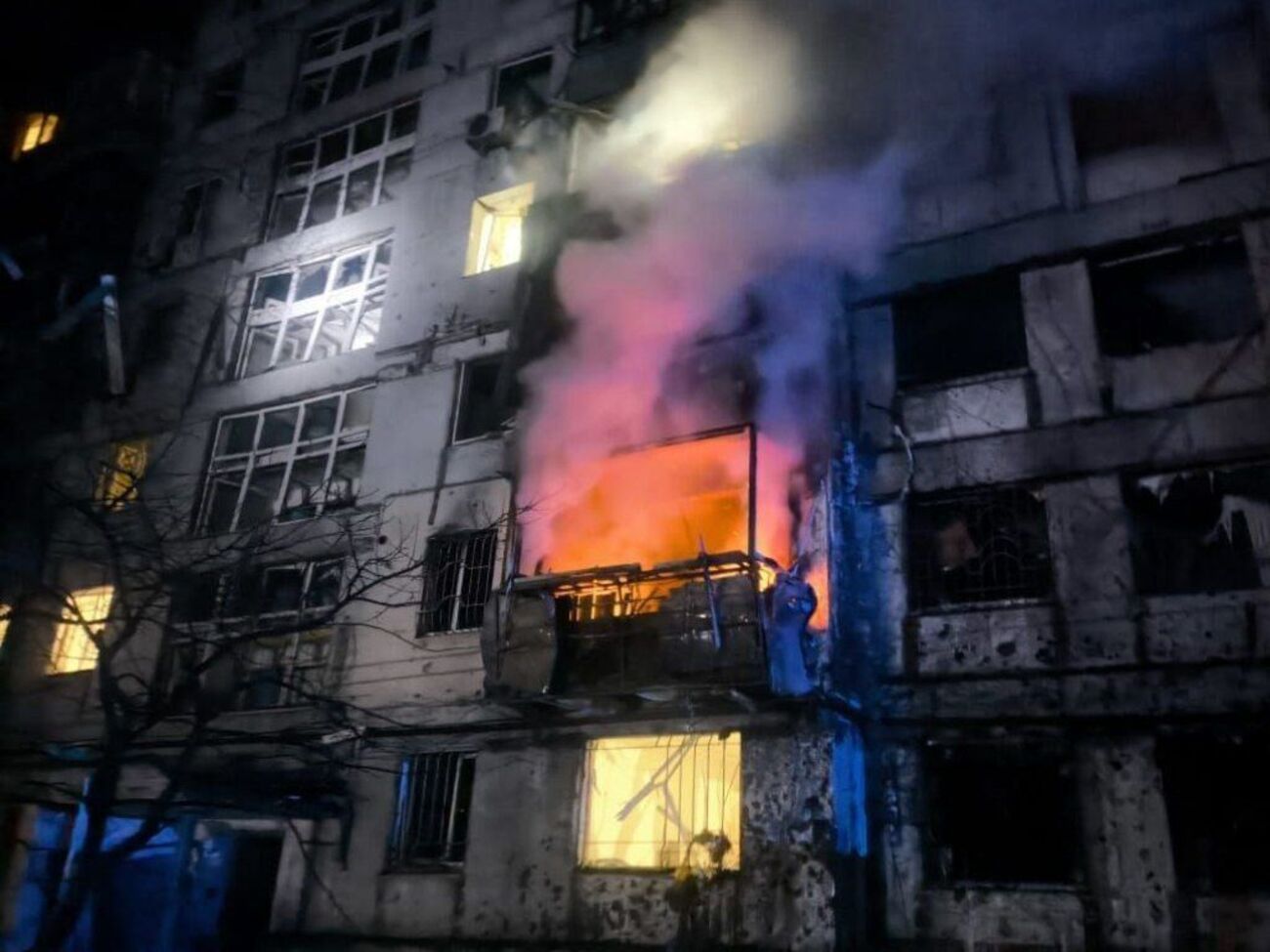 У Дніпрі через російську повітряну атаку загорілися балкони в дев'ятиповерхівці, розповіли в ОВА