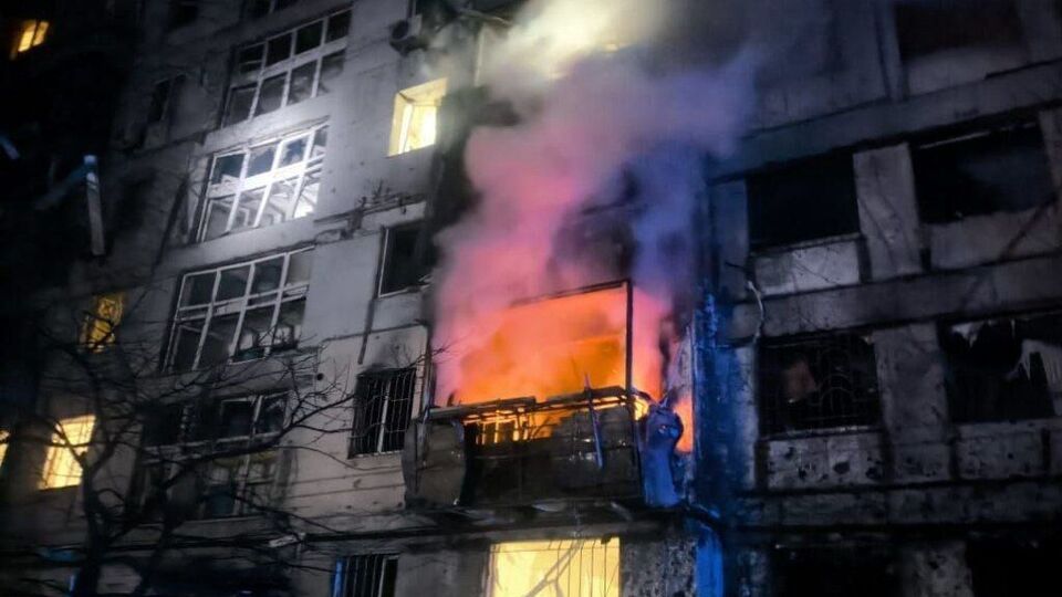 У Дніпрі через російську повітряну атаку загорілися балкони в дев'ятиповерхівці, розповіли в ОВА