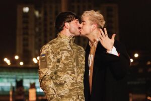 Улітку 2021 року співак зробив камінг-аут, заявивши про свою бісексуальність