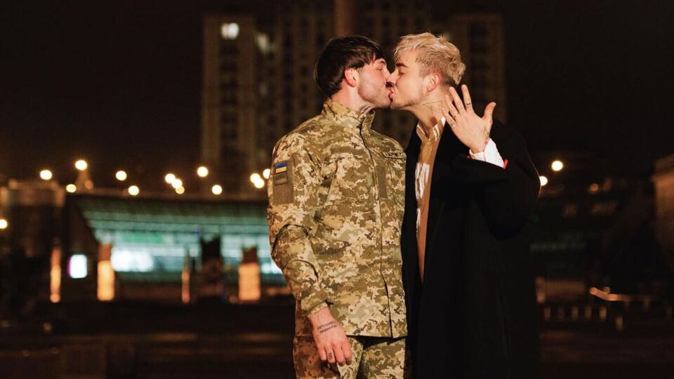 Летом 2021 года певец совершил каминг-аут, заявив о своей бисексуальности