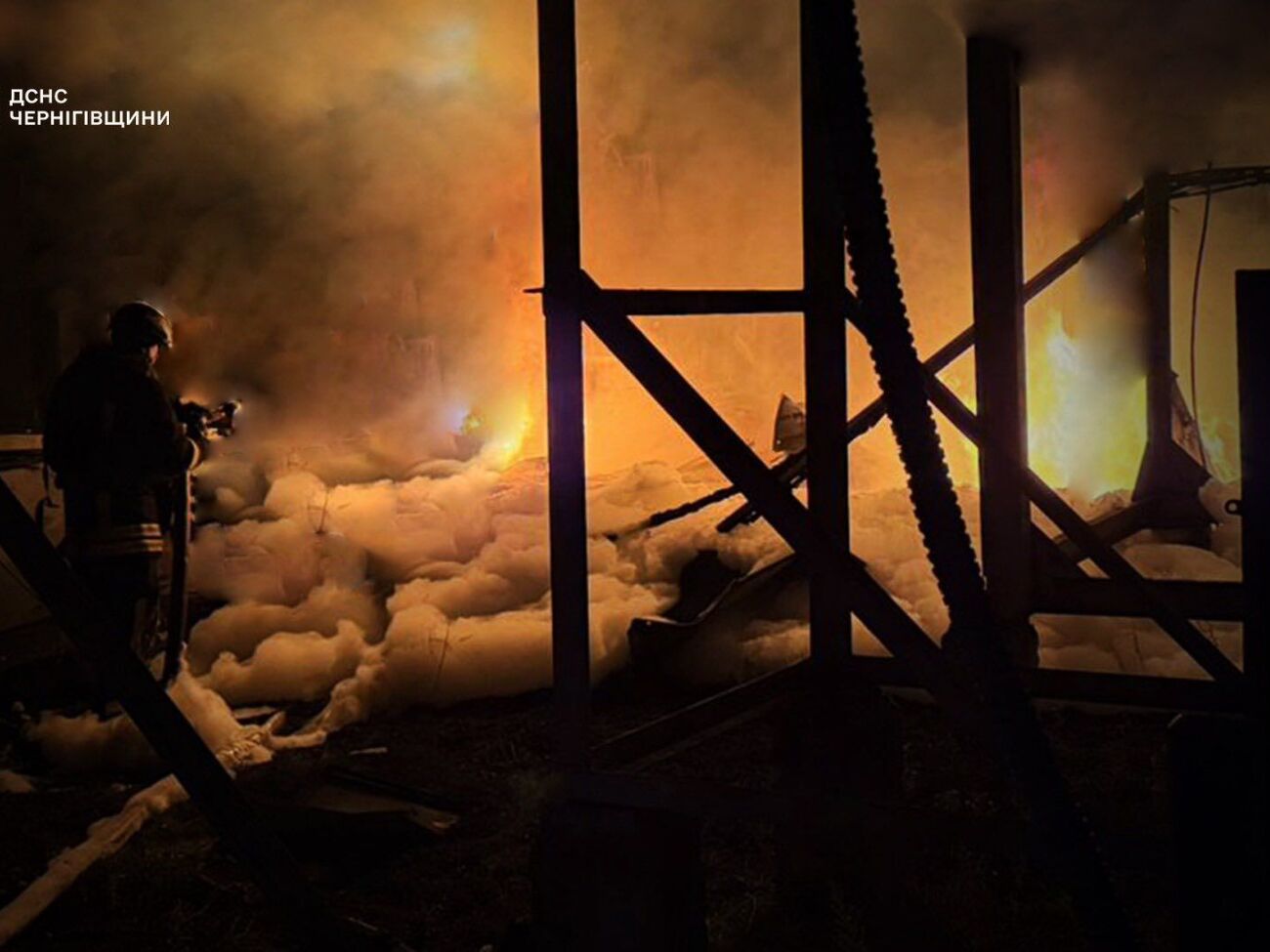 Вечером 5 ноября оккупанты атаковали объект инфраструктуры в Черниговском районе, сообщили в ГУ ГСЧС Украины в области