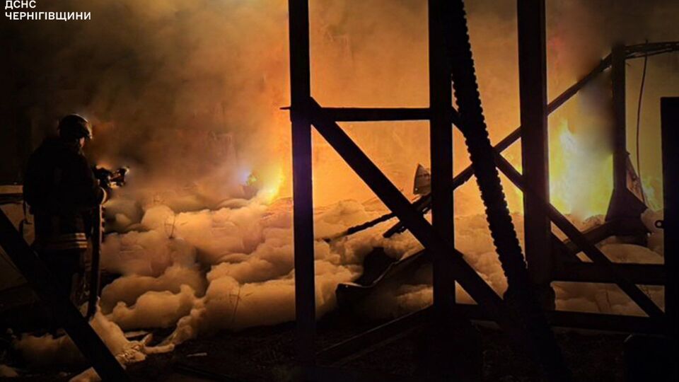 Вечером 5 ноября оккупанты атаковали объект инфраструктуры в Черниговском районе, сообщили в ГУ ГСЧС Украины в области