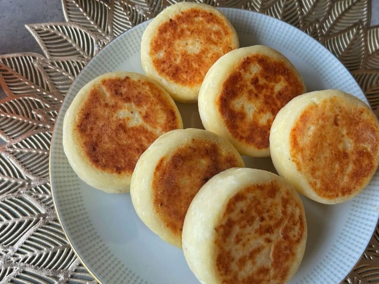 Сырники можно подавать либо с ягодами, либо с вареньем