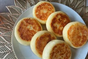 Сирники можна подавати або з ягодами, або з варенням