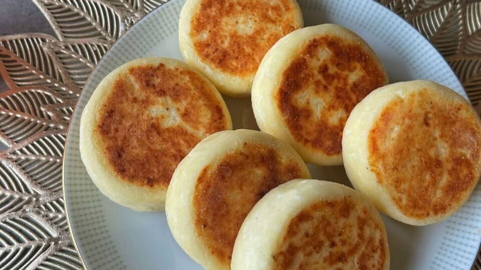 Сырники можно подавать либо с ягодами, либо с вареньем