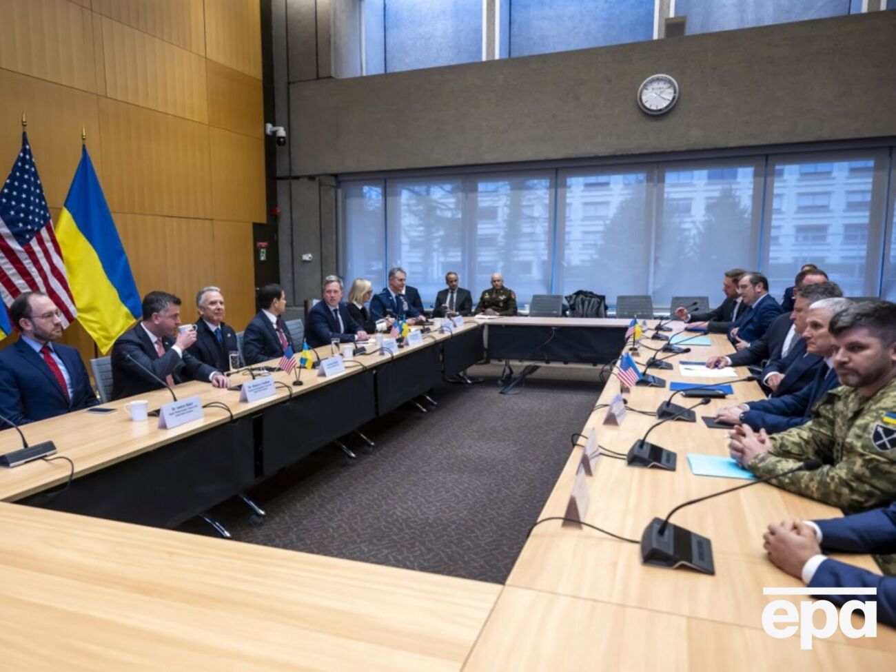 За словами співрозмовника, українці погодилися опублікувати позитивну заяву одного з переговорників, щоб "розрядити атмосферу"