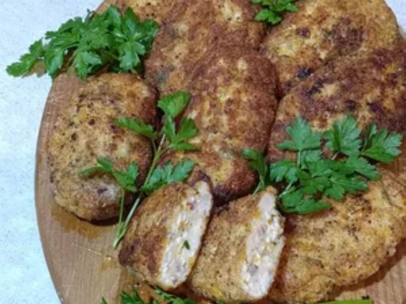 На 700 г куриного фарша для котлет понадобятся две луковицы