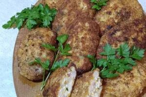 На 700 г куриного фарша для котлет понадобятся две луковицы