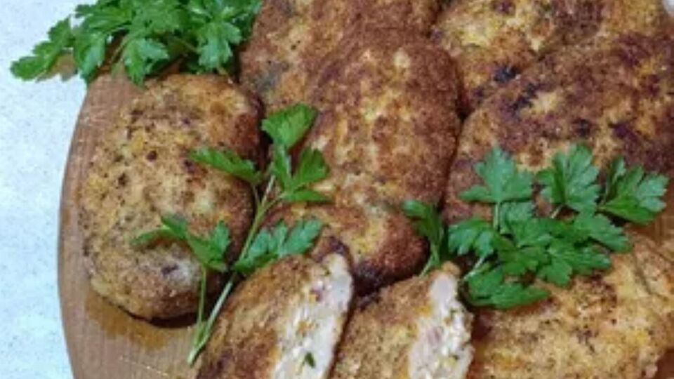 На 700 г куриного фарша для котлет понадобятся две луковицы