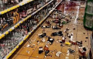 Чоловік брав пляшки з алкоголем з полиці в супермаркеті й кидав ними об землю