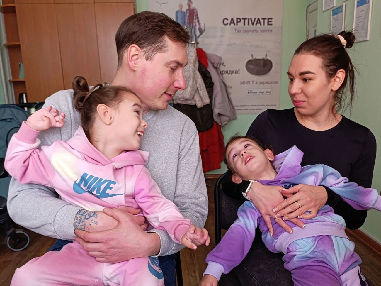 Дети родились преждевременно, каждая из них весила чуть более 600 г и долгое время находилась в реанимации на ИВЛ