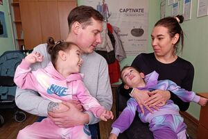 Дети родились преждевременно, каждая из них весила чуть более 600 г и долгое время находилась в реанимации на ИВЛ