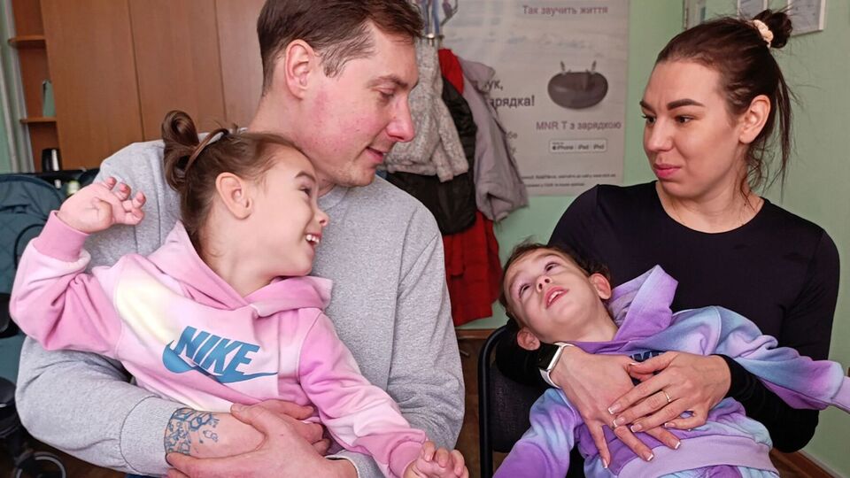 Діти народилися передчасно, кожна з них важила трохи більше ніж 600 г і тривалий час перебувала в реанімації на ШВЛ