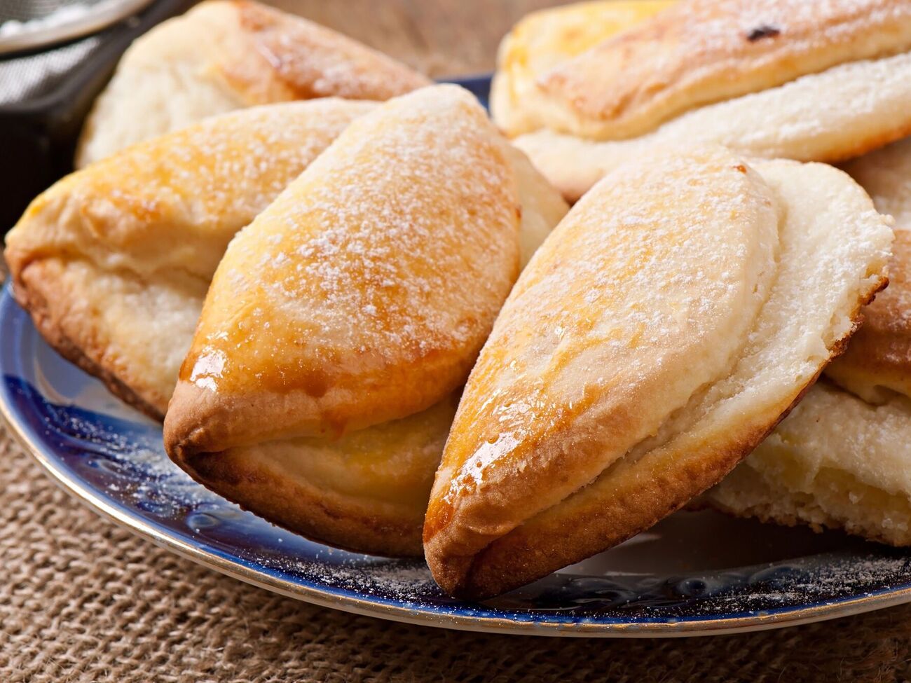 После того как сочники остынут, посыпьте их сахарной пудрой