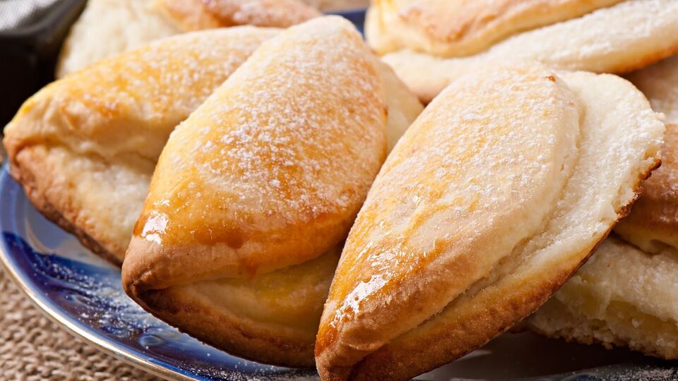 После того как сочники остынут, посыпьте их сахарной пудрой