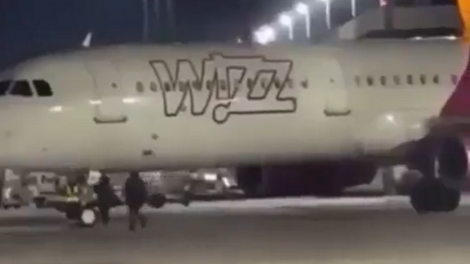 Поліція затримала двох чоловіків віком 28 і 47 років за порушення закону про авіаційну безпеку