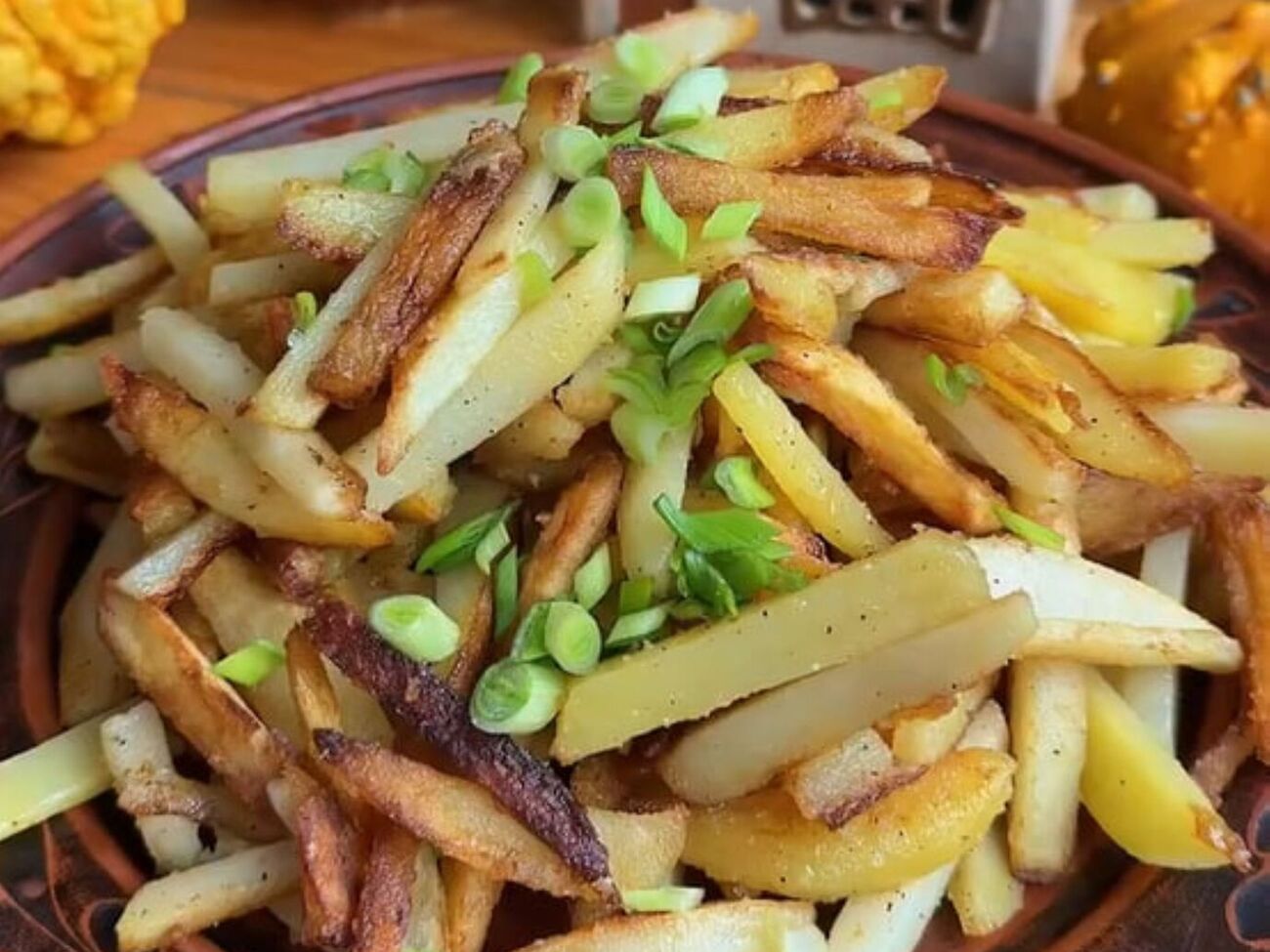 Коли смажиться картопля, сковороду не потрібно накривати кришкою