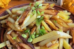 Когда жарится картофель, сковороду не нужно накрывать крышкой