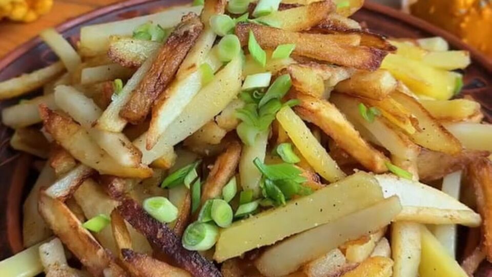 Когда жарится картофель, сковороду не нужно накрывать крышкой