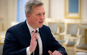 Американский чиновник в комментарии CBS News заявил, что Дрисколл встретился с членами российской делегации вечером 24 ноября