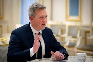 Американський посадовець у коментарі CBS News заявив, що Дрісколл зустрівся із членами російської делегації ввечері 24 листопада