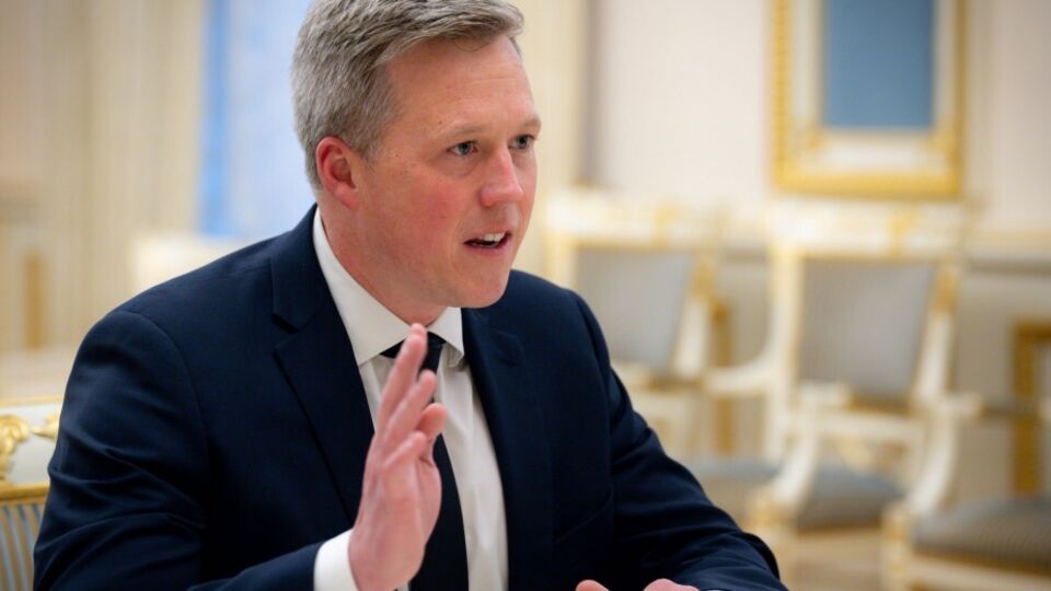 Американський посадовець у коментарі CBS News заявив, що Дрісколл зустрівся із членами російської делегації ввечері 24 листопада