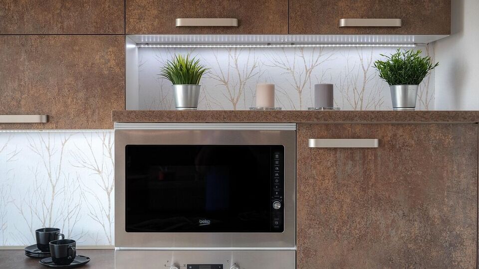 Отмыть микроволновку можно простыми средствами