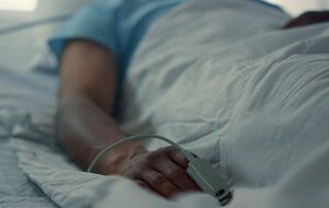 Це була особа похилого віку з наявними хронічними захворюваннями, яка перебувала в лікарні, повідомили медики