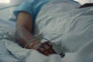 Это был пожілой человек с имеющимися хроническими заболеваниями, который находился в больнице, сообщили медики