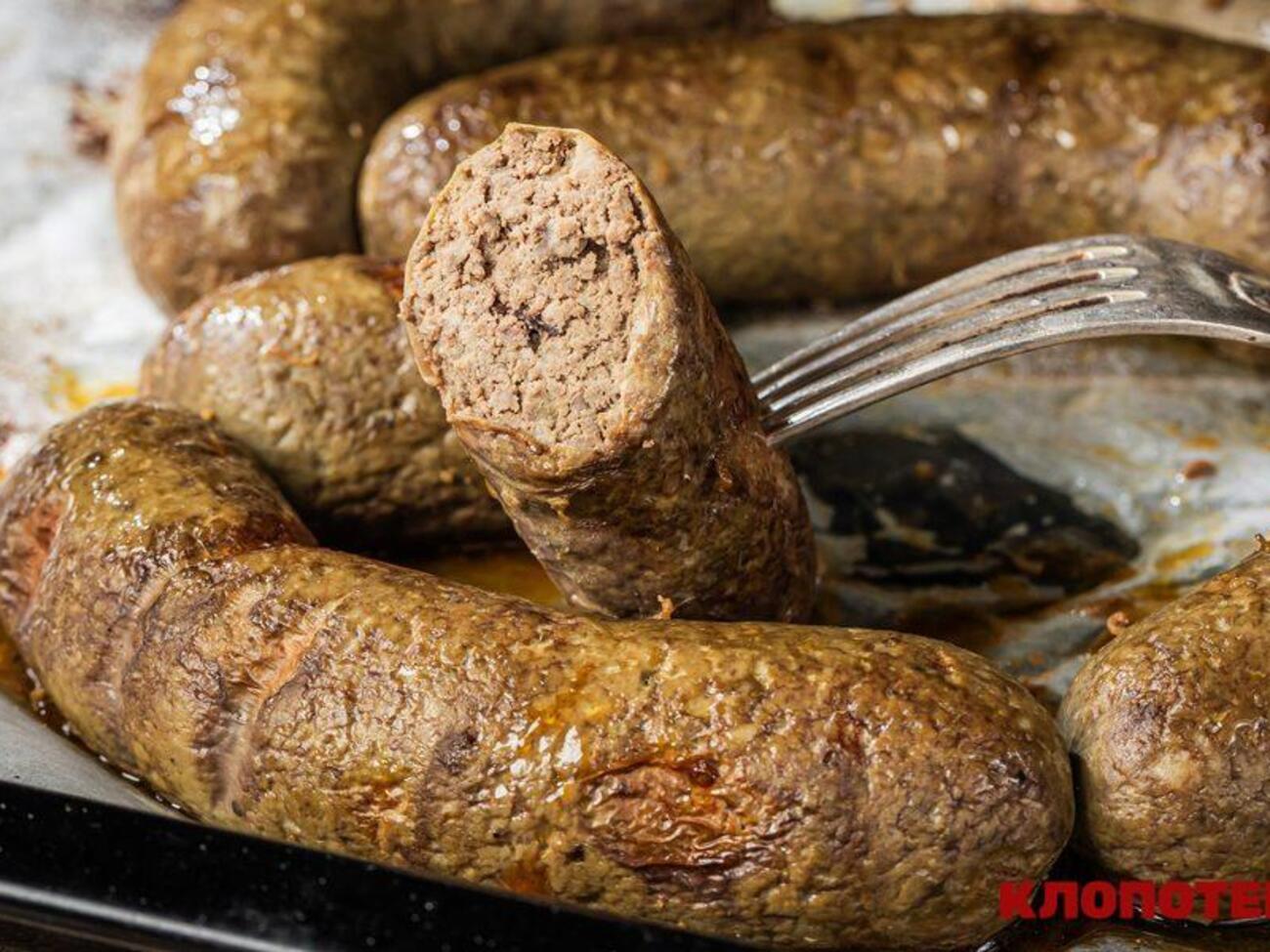 Ковбасу запікають у духовці