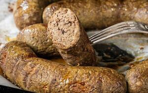 Ковбасу запікають у духовці