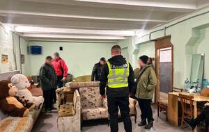 69-річна киянка з іншими жителями самовільно облаштувала для себе частину укриття і не пускала сторонніх до цієї кімнати