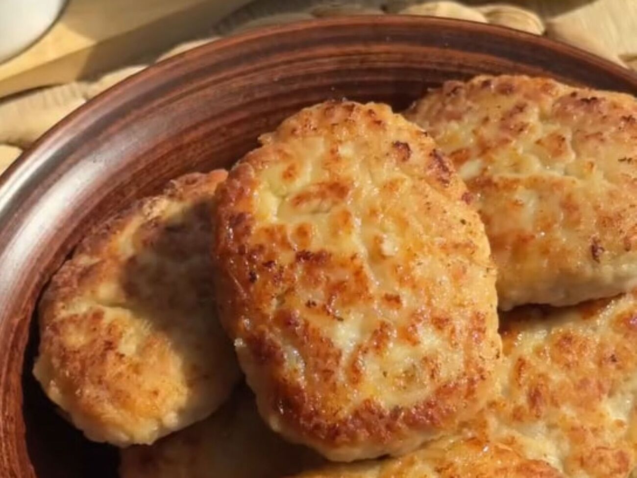 Обжарьте котлеты с обеих сторон до румяной корочки