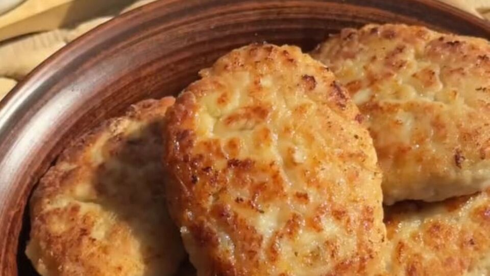 Обжарьте котлеты с обеих сторон до румяной корочки