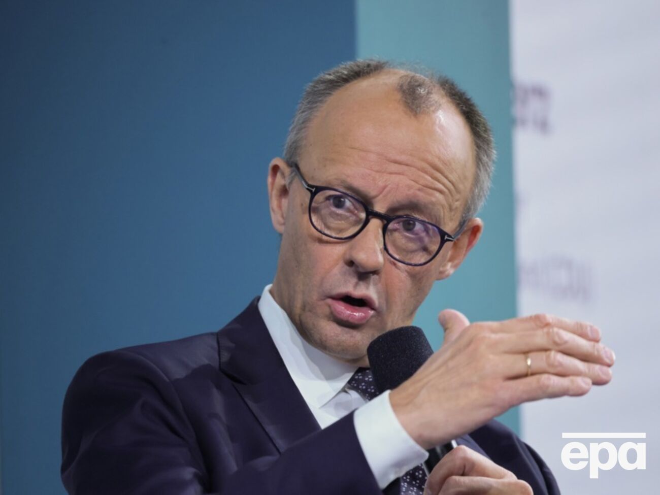 ФРГ продолжает поддерживать Украину, отметил Мерц