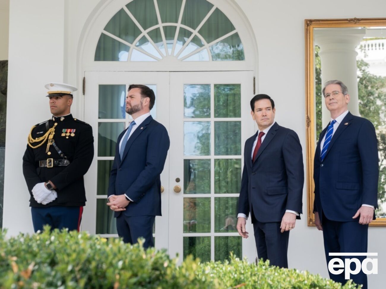 Венса и Рубио считают политическими соперниками – обоих называют вероятными кандидатами в президенты на предстоящих выборах