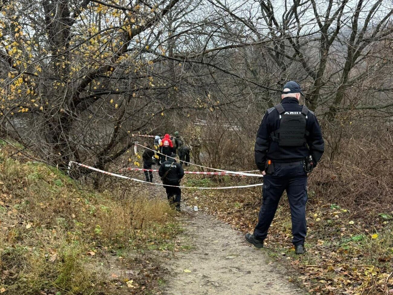 За даними слідства, підозрюваний виготовив два саморобні вибухові пристрої й замаскував їх під вогнегасники