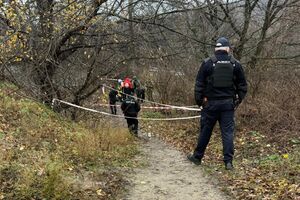 За даними слідства, підозрюваний виготовив два саморобні вибухові пристрої й замаскував їх під вогнегасники
