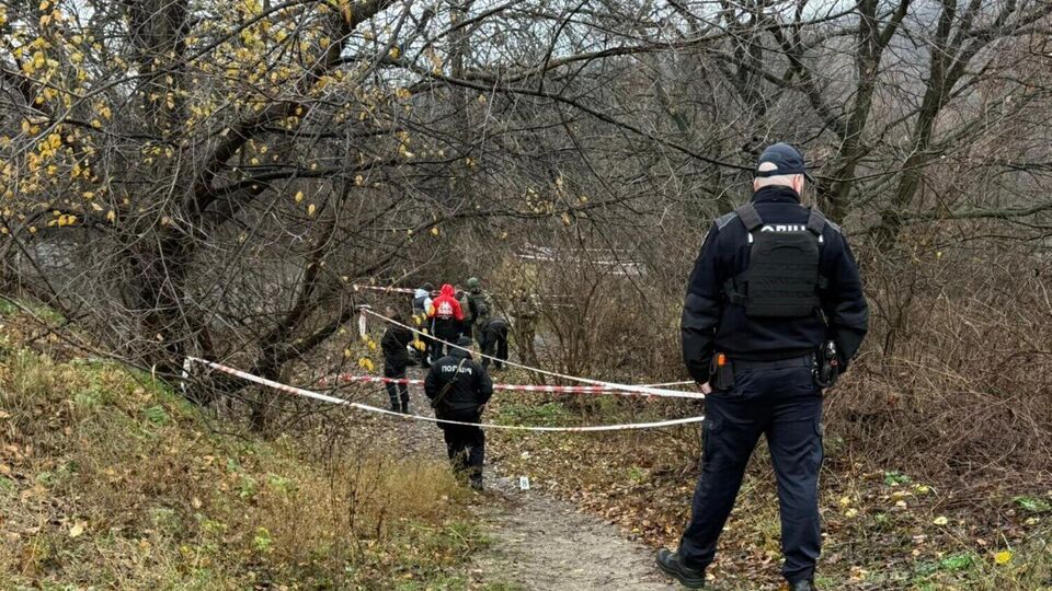 За даними слідства, підозрюваний виготовив два саморобні вибухові пристрої й замаскував їх під вогнегасники